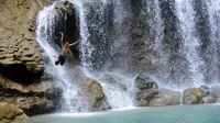 Suasana Air Terjun Lapopu yang terletak di Desa Hatikuloku, Kecamatan Wanokaka, Kabupaten Sumba Barat, Nusa Tenggara Timur (21/10). Air Terjun Lapopu memiliki kolam dengan air yang jernih kebiruan. (AFP Photo/Sony Tumbelaka)