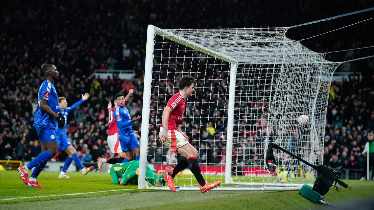 Foto: Melihat Gol Kontroversial Harry Maguire Saat MU Taklukkan Leicester, Ruud van Nistelrooy Murka