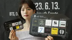 Seorang model memperlihatkan selembar prangko menandai peringatan 10 tahun debut band K-Pop BTS di sebuah kantor pos di Seoul, Korea Selatan, Senin (12/6/2023). Kantor pos mulai menjual prangko tersebut pada Selasa (13/6). (AP Photo/Ahn Young-joon)