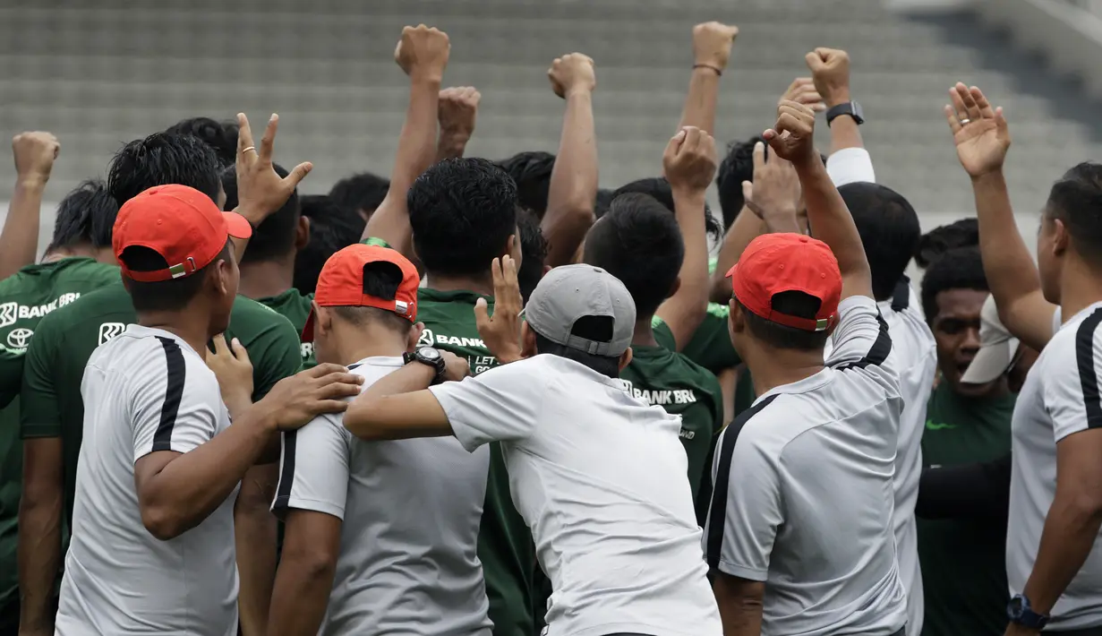 Pemain dan official Timnas Indonesia U-22 berkumpul usai internal games di Stadion Madya, Jakarta, Sabtu (19/1). Latihan ini merupakan persiapan jelang Piala AFF U-22. (Bola.com/Yoppy Renato)