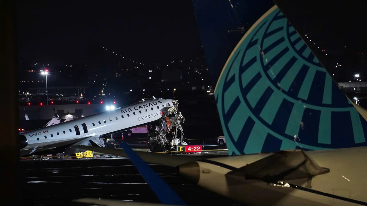 Kecelakaan Pesawat di Bandara LaGuardia New York, Dua Orang Tewas