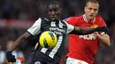 Demba Ba yang satu setengah musim membela Newcastle United pada 2011/2012 hingga tengah musim 2012/2013 tercatat selalu mencetak gol ke gawang Manchester United di Liga Inggris pada musim 2011/2012. Pada pekan ke-13 (26/11/2011), ia mencetak satu gol saat Newcastle bermain imbang 1-1 di Old Trafford. Sementara saat menjamu MU di St James' Park pada pekan ke-20 (4/1/2012), Demba Ba kembali mencetak satu gol dalam laga yang dimenangkan Newcastle 3-0. (AFP/Paul Ellis)