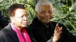 Mantan Presiden Afsel Nelson Mandela (kanan) dan istrinya Graca Machel seusai menghadiri pemakaman cicitnya Zenani Mandela di St Stithian’s College Chapel, Sandton, utara Johannesburg, 17 Juni 2010. AFP PHOTO / Siphiwe Sibeko 