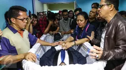 Kerabat dan keluarga berdoa di depan jenazah Mike Mohede di dalam peti di RS Bintaro Premiere, Tangsel, Minggu (31/7). Mike Mohede mengembuskan napas terakhirnya saat tidur siang di kamar seusai bermain game. (Liputan6.com/Fery Pradolo)