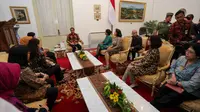 Jokowi bertemu dengan 9 perempuan yang tergabung dalam tim pantia seleksi (Pansel) calon pimpinan KPK ‎di Istana Kepresidenan. (Liputan6.com/Faizal Fanani)