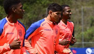 Bek Ekuador Felix Torres, bek Piero Hincapie, dan bek Willian Pacho berlari selama sesi latihan timnas di kompleks olahraga "Casa de la Selección" di Quito pada 18 Maret 2025, menjelang pertandingan kualifikasi Piala Dunia 2026 Amerika Selatan berikutnya. Ekuador akan bermain melawan Venezuela dan Chile. (Rodrigo BUENDIA/AFP)
