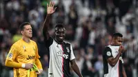 Gelandang Juventus, Blaise Matuidi, menyapa suporter usai mengalahkan Leverkusen pada laga Liga Champions di Stadion Juventus, Turin, Selasa (1/10). Juventus menang 3-0 atas Leverkusen. (AFP/Isabella Bonotto)