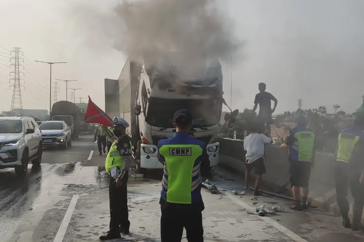 Satu unit mobil boks terbakar di Jalan Tol Ir. Wiyoto Wiyono mengarah ke Pluit, Jakut pada Jumat (2/6/2023) pagi. Tidak ada korban jiwa maupun luka akibat insiden kebakaran ini.