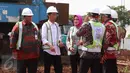 Presiden Jokowi berbincang dengan sejumlah menteri saat meresmikan peletakan batu pertama pembangunan rusunami di Sarua Tangerang Selatan, Kamis (27/4). (Liputan6.com/Angga Yuniar)