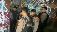 Tim Patroli Perintis Presisi Polres Metro Depok mendatangi sebuah rumah di daerah Pancoran Mas. Adapun, diduga rumah tersebut tempat untuk menyiapkan senjata tajam (sajam) yang digunakan untuk para remaja tawuran. (Foto: Istimewa).