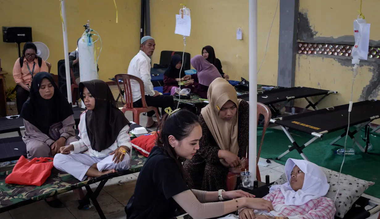 Mayoritas siswa mengalami gejala umum keracunan, seperti mual, muntah, hingga lemas setelah mengonsumsi makanan yang dibagikan melalui program MBG. (Timur Matahari/AFP)