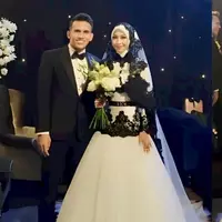 Usai gelar akad nikah yang sakral dalam adat Jawa, Adiba Khanza dan Egy Maulana menggelar resepsi dengan konsep modern di hari yang sama. [@ivangunawan/@ikawatifitria]