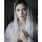 Penyanyi Raisa Andriana tampil manis dan elegan dengan balutan kaftan di pengajian pranikah. (Instagram/Bridestory)