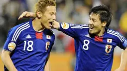 Gelandang serang Jepang Keisuke Honda (kiri) dan rekannya Daisuke Matsui merayakan gol kedua ke gawang Suriah di penyisihan Grup B Piala Asia 2011 di Qatar SC Stadium, Doha, 13 Januari 2011. Jepang unggul 2-1. AFP PHOTO / PORNCHAI KITTIWONGSAKUL 