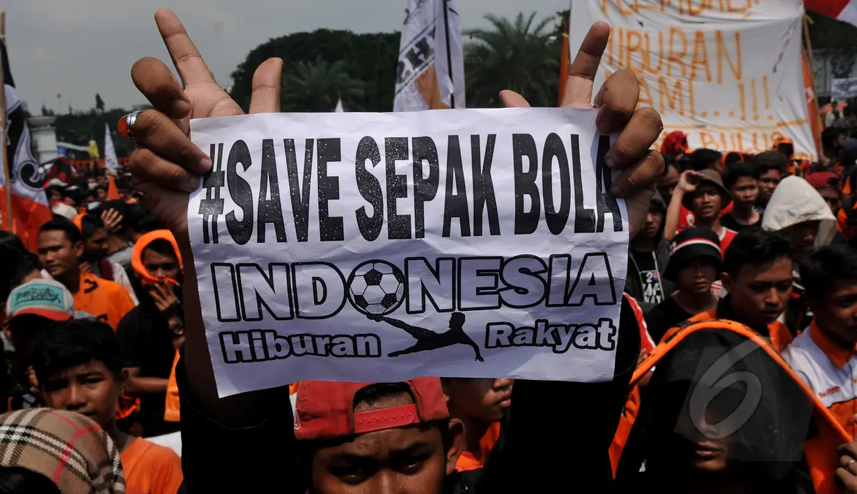 Puluhan ribu Jakmania (suporter tim Persija) menggelar aksi di depan Istana Negara, Jakarta, Selasa (5/5/2015). Dalam aksinya, mereka membentangkan tulisan yang berisi kekecewaan terhadap permasalahan sepak bola nasional. (Liputan6.com/Johan Tallo)
