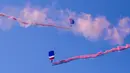 Pasukan terjun payung dari Tim Penyelamat Angkatan Udara Khusus (SART) Korea Selatan melakukan pertunjukan pada Pameran Kedirgantaraan dan Pertahanan Internasional di Seongnam, Korea Selatan, 18 Oktober 2021. Pameran berlangsung pada 19 - 23 Oktober. (Anthony WALLACE/AFP)