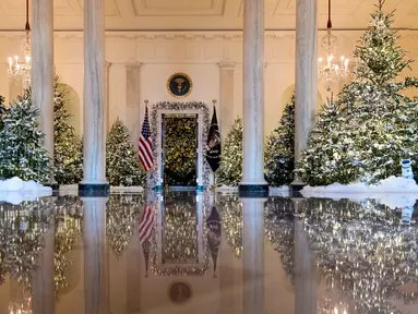 Ruangan The Grand Foyer dan Cross Hall dihiasi sejumlah pohon cemara yang didekorasi untuk perayaan Natal dengan tema "The Nutcracker Suite" " di Gedung Putih, Washington DC, Senin (27/11). (AP Photo/Carolyn Kaster)