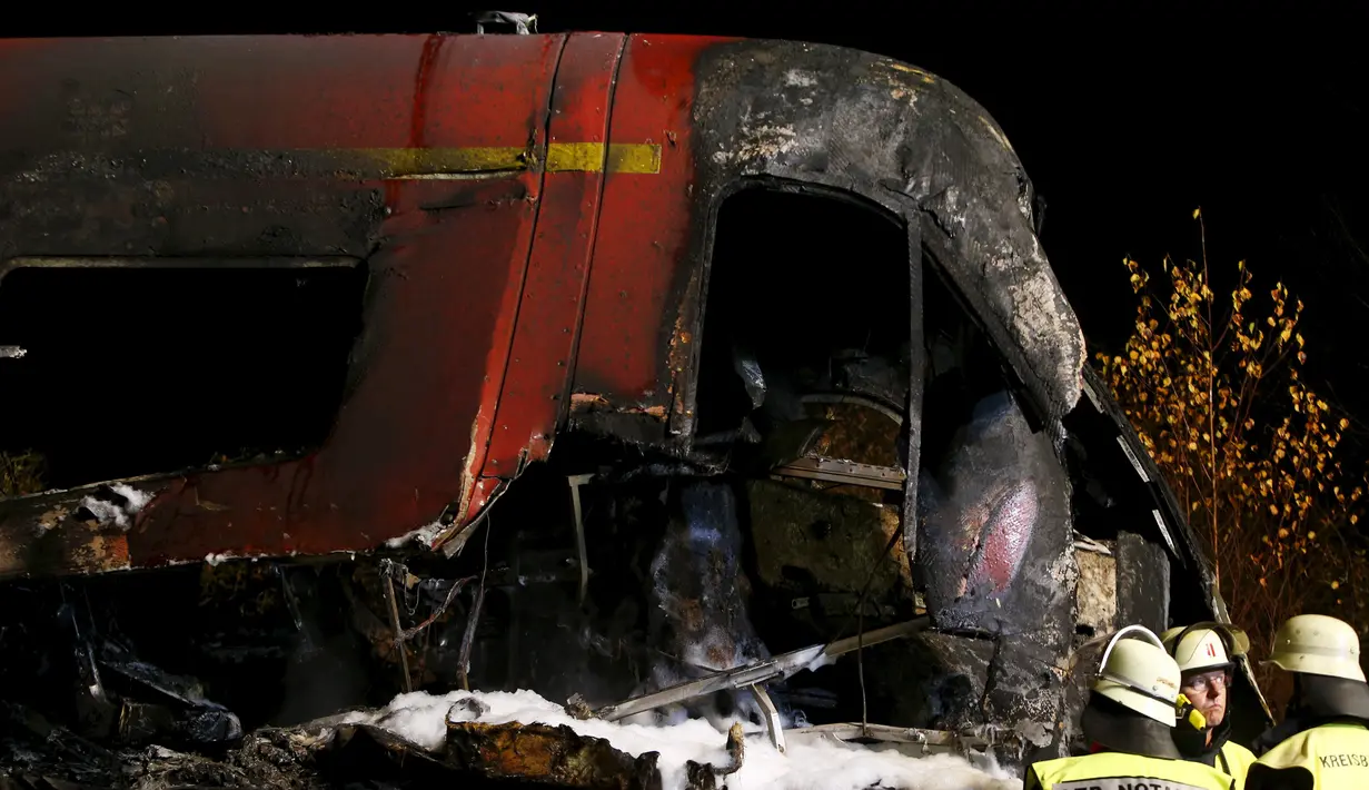 Sebuah kereta penumpang bertabrakan dengan truk milter di persimpangan kereta api di Freihung, Jerman, Kamis (5/11). Sedikitnya satu orang tewas dan beberapa lainnya terluka. Media Jerman mengabarkan, masinis kereta hilang. (REUTERS / Michaela Rehle)