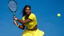 Serena Williams menunggu bola pukulan petenis Rusia, Maria Sharapova pada perempat final turnamen tenis Australia Open 2016 di Melbourne Park (26/1). Williams Kalahkan Sharapova 6-4, 6-1. (REUTERS/Jason Reed)