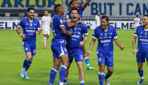 Selebrasi gelandang Persib Bandung, Thom Haye usai mencetak gol lewat tendangan penalti ke gawang Malut United dalam laga pekan ke-20 BRI Super League 2025/2026, Jumat (6/2/2026). (Bola.com/Erwin Snaz)