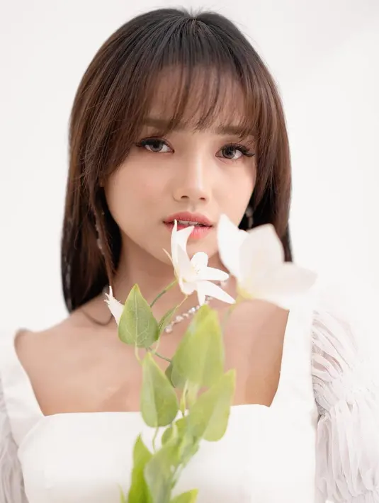 Detail foto tersebut langsung membuat netter jatuh hati, terutama saat foto closeup. Rambut Fuji ditata dengan poni depan yang sukses bikin jatuh hati.[Instagram.com/fuji_an]