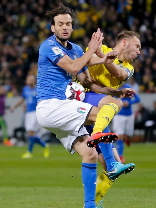 Pemain Italia Marco Parolo (kiri) beradu fisik dengan pemain Swedia Andreas Granqvist saat berebut bola dalam pertandingan Kualifikasi Piala Dunia 2018 di Stadion Friends Arena, Solna (10/11). (AP Photo/Frank Augstein)