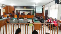 Persidangan dugaan penipuan investasi yang melibatkan petinggi Fikasa Grup di Pengadilan Negeri Pekanbaru. (Liputan6.com/M Syukur)
