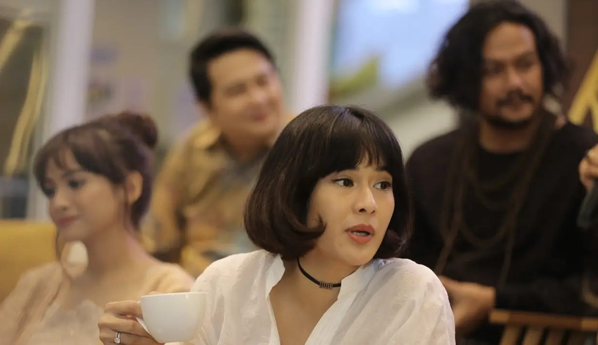 Dian Sastrowardoyo, salah satu aktris Indonesia yang sudah memiliki banyak jam terbang di bidang aktingnya. Kali ini ia dipilih memerankan sosok Kartini di film terbarunya yang akan tayang 19 April 2017. (Galih W. Satria/Bintang.com)