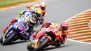 Marc Marquez (depan) menjaga jarak dengan lawan-lawanya di Sirkuit Sachsenring, Jerman, Minggu (12/7/2015). Di akhir lap Marc Marquez berada di peringkat pertama diikuti Dani Pedrosa dan Valentino Rossi. (REUTERS/Hannibal Hanschke)