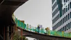 Pekerja menyelesaikan pengerjaan jembatan penyeberangan orang (JPO) dan jembatan penyeberangan sepeda di Karet Sudirman, Jakarta, Jumat (8/10/2021). JPO yang akan dilengkapi jalur sepeda dan terintegrasi dengan halte Transjakarta itu akan rampung pada November 2021. (Liputan6.com/Johan Tallo)