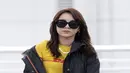 Lantas, apa yang membuat penampilan gadis ini begitu di ejek netizen? Ternyata, Dara mengenakan kaus oblong bertuliskan DHL, hal tersebut menjadi pertanyaan besar untuk netizen. (Soompi/Bintang.com)