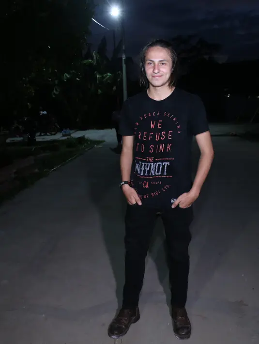 "Iya, itu wajar sih ya sampai nangis begitu. Namanya berarti dia sangat ngefans sama Anak Jalanan dan sama Boy," kata Dylan Carr ditemui usai syuting sinetron Anak Jalanan di kawasan Cipayung, Jakarta Timur, Selasa (3/1). (Galih W. Satria/Bintang.com)