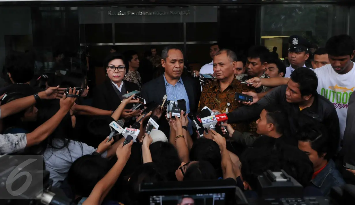 Pimpinan KPK Agus Rahardjo (kanan), Basaria Panjaitan (kiri) saat memberi keterangan pers di gedung baru KPK, Jakarta,  (22/2). Komisi III DPR mendatangi gedung baru KPK untuk meninjau fasilitas dan kondisi bangunan. (Liputan6.com/Helmi Afandi)