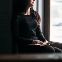 Ilustrasi perempuan cantik yang menyukai ketenangan | copyright frepeik.com/freepic.diller