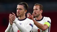 Pemain Inggris Harry Kane (kanan) dan Jack Grealish memberikan tepuk tangan kepada para pendukung di akhir laga melawan Republik Ceko pada pertandingan Grup D Euro 2020 di Stadion Wembley, London, Selasa (22/6/2021). Inggris menang 1-0. (Justin Tallis, Pool photo via AP)