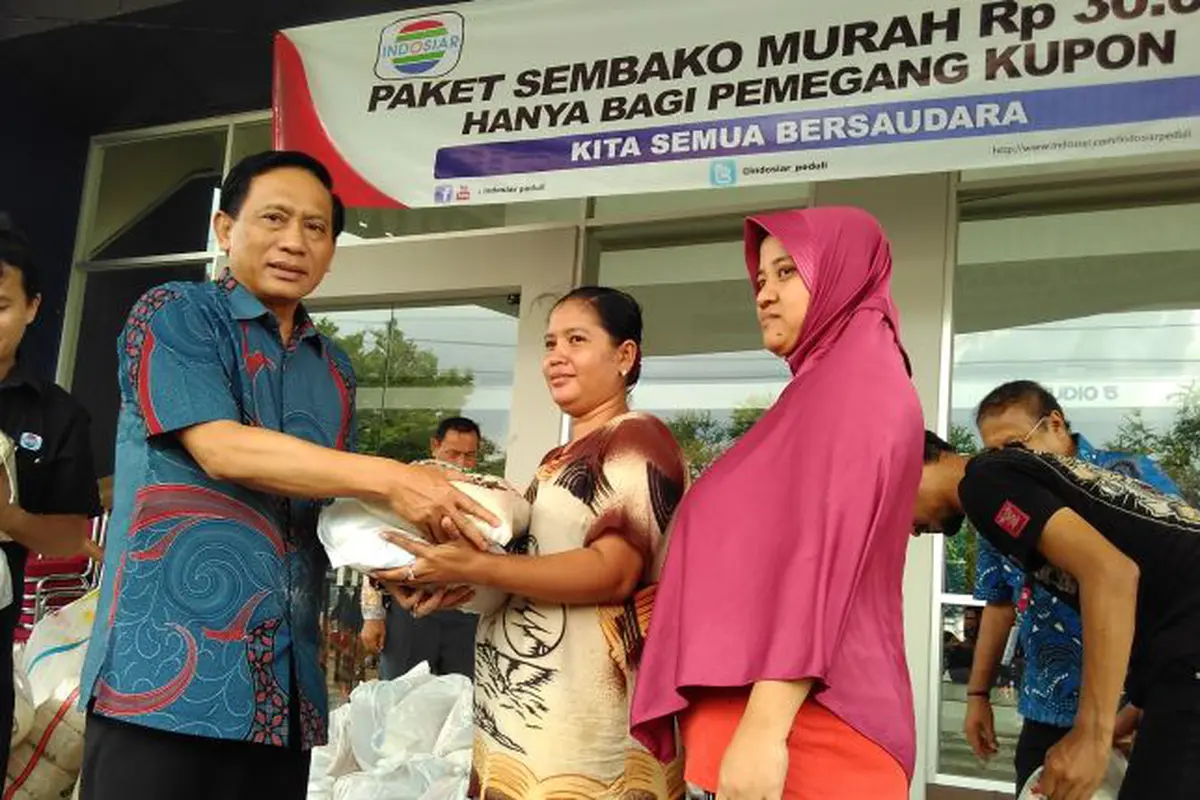 Pembagian sembako murah oleh PT Indosiar Visual Mandiri. (Foto: Fiki Ariyanti/Liputan6.com)