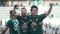 Dua pemain Persebaya Surabaya, Wildan Ramdhani dan Robson Duarte. (Bola.com/Aditya Wany)