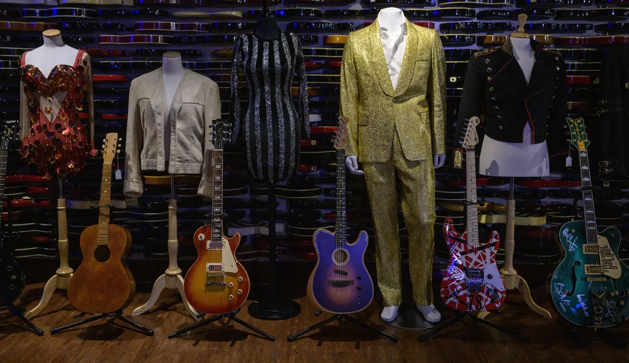Lebih dari 1.200 benda yang dulunya milik Kurt Cobain, Eddie Van Halen, Dolly Parton, dan banyak lagi pemusik hebat, akan dijual akhir pekan ini, Jumat, Sabtu dan Minggu, 19 - 21 Mei 2023. (Photo by ANGELA WEISS / AFP)