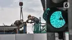 Para pekerja menyelesaikan pembongkaran Halte Transjakarta Bank Indonesia di Jalan MH Thamrin, Jakarta, Senin (18/1/2021). Halte tersebut dibongkar untuk kelanjutan proyek MRT Fase 2 CP201 rute Bundaran HI-Harmoni yang ditargetkan rampung pada Maret 2025. (merdeka.com/Iqbal S. Nugroho)