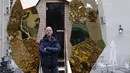 Seniman Mats Bigert berpose di depan Solar Egg, sebuah fasilitas sauna berbentuk telur raksasa di Institut Swedia di Paris, Rabu (15/11). Sauna berukuran 588x567x455 cm ini dibuat dari berbagai material seperti stainless steel. (PATRICK KOVARIK / AFP)