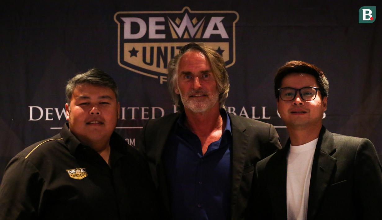 <p>Pelatih baru Dewa United FC Jan Olde Riekerink (tengah), CEO Dewa United FC Ardian Satya Negara (kiri), dan Manajer Dewa United FC Randy Julio berpose di depan fotografer saat konferensi pers pengenalan pelatih baru Dewa United FC untuk BRI Liga 1 2022/2023 yang berlangsung di Hotel Episode, Gading Serpong, Tangerang, Selasa (10/1/2023). (Bola.com/Bagaskara Lazuardi)</p>