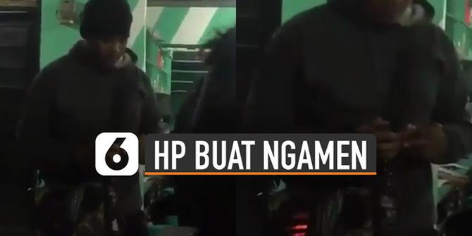 VIDEO: Ogah Bawa Alat Musik, Pria Ini Pakai HP Buat Ngamen