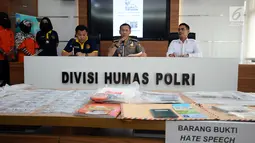  Karobibamitra Humas Mabes Pol Kombes Pol Awi Setiyono (kedua kanan) memberi keterangan terkait penangkapan tersangka kasus penyebaran ujaran bernada kebencian lewat internet di Mabes Polri Jakarta, Rabu (23/8). (Liputan6.com/Helmi Fithriansyah)