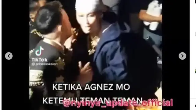 Keakraban Agnez Mo bareng rekan artis di Backstage HUT Indosiar ke-28 (Foto: TikTok Princesskalori via Instagram nyinyir_update_official)