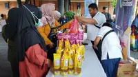 Sejumlah warga di Kabupaten Purwakarta saat antre untuk membeli minyak goreng dengan harga murah dalam kegiatan GPM. Foto (Liputan6.com/Asep Mulyana)