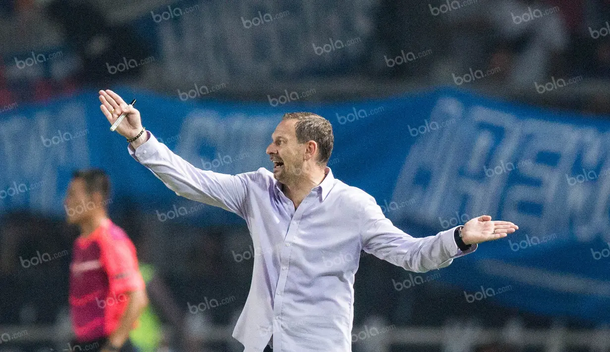 Pelatih Persib Bandung, Dejan Antonic, merupakan pelatih berusia 47 tahun yang berasal dari Belgrade, Serbia. (Bola.com/Vitalis Yogi Trisna)