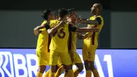 Hingga pekan kedua BRI Liga 1 2022/2023 yang masih menyisakan 1 laga antara Persebaya Surabaya melawan Persita Tangerang, tiga klub bertengger di papan atas dengan menyapu bersih dua kemenangan. Salah satunya adalah Persikabo 1973 yang di pekan kedua mengalahkan tuan rumah Dewa United 3-1, Minggu (31/7/2022) di Indomilk Arena, Tangerang. (Bola.com/Bagaskara Lazuardi)