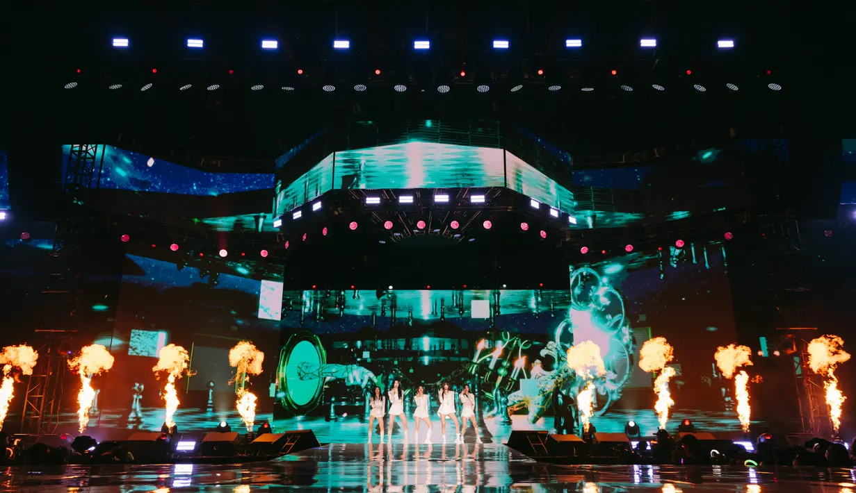 Meski lagu ITZY kebanyakan bertempo cepat dengan koreografi yang sangat dinamis, namun Lia dkk tak menunjukkan tanda-tanda tenaga terkuras habis. Mereka sangat anergik. (Foto: JYP Entertainment)