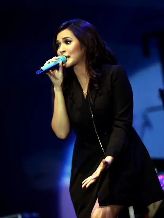 "Aku akan membuat kalian galau malam ini," sapa Raisa kepada penonton  di Rolling Stone Café, Ampera, Jakarta Selatan, pada Jumat (7/8/2015). (Wimbarsana/Bintang.com)