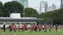 Pemain Persija saat latihan resmi jelang laga melawan Arema pada lanjutan Liga 1 Indonesia 2018 di Lapangan B Kompleks GBK, Jakarta, Jumat (30/3). Laga kedua tim akan dihelat Sabtu (31/3). (Liputan6.com/Helmi Fithriansyah)